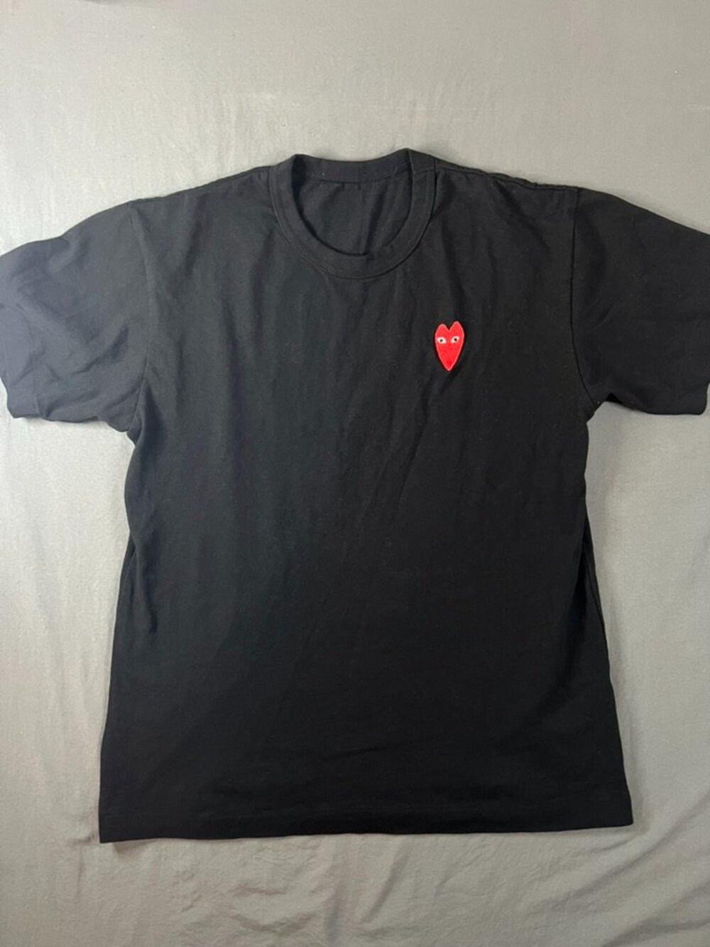 COMME des GARCONS PLAY Kawakubo Rei Medium Red Short Sleeve Black AZ-T230-051-1